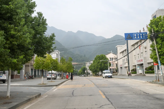 房县的“东方明珠”-尹吉甫学校 第6张